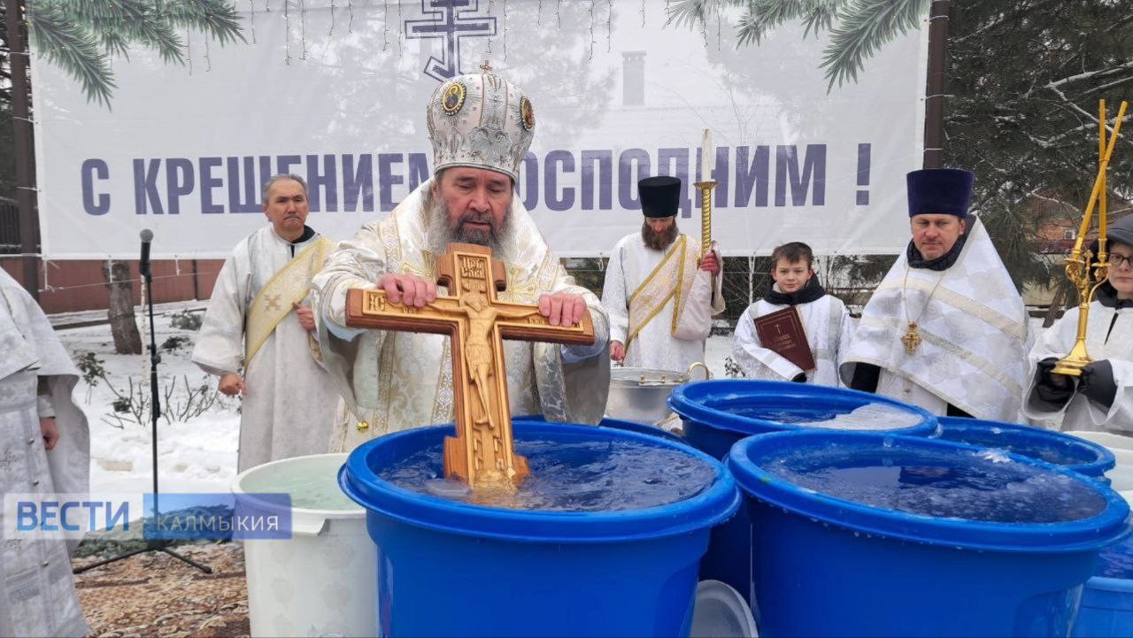 В Казанском кафедральном соборе и Храме Софии Премудрости Божией состоялось богослужение и освящение воды.