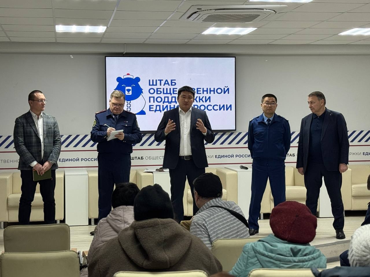 Руководитель следственного управления СК России по Калмыкии провёл выездной приём жильцов аварийного дома в Элисте.