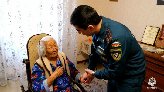 Сегодня свой 102-й день рождения отмечает ветеран пожарной охраны Калмыкии Матрена Бадмаева.