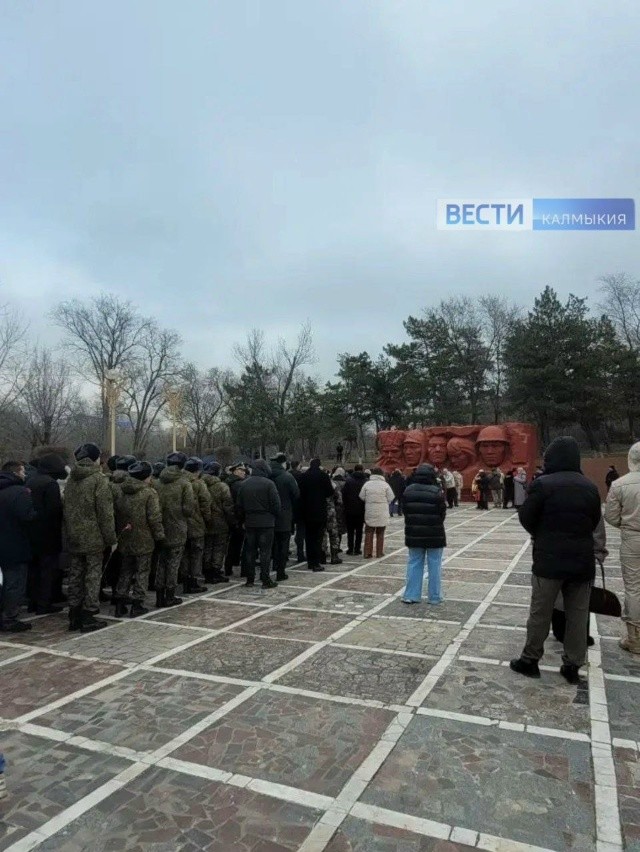 Сегодня у мемориала «В честь Героев Гражданской и Великой Отечественной войн.