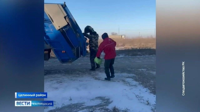 Мусор в селе Троицкое убрали. Бытовые отходы, которыми были переполнены контейнерные площадки, вывезло СпецАТХ.