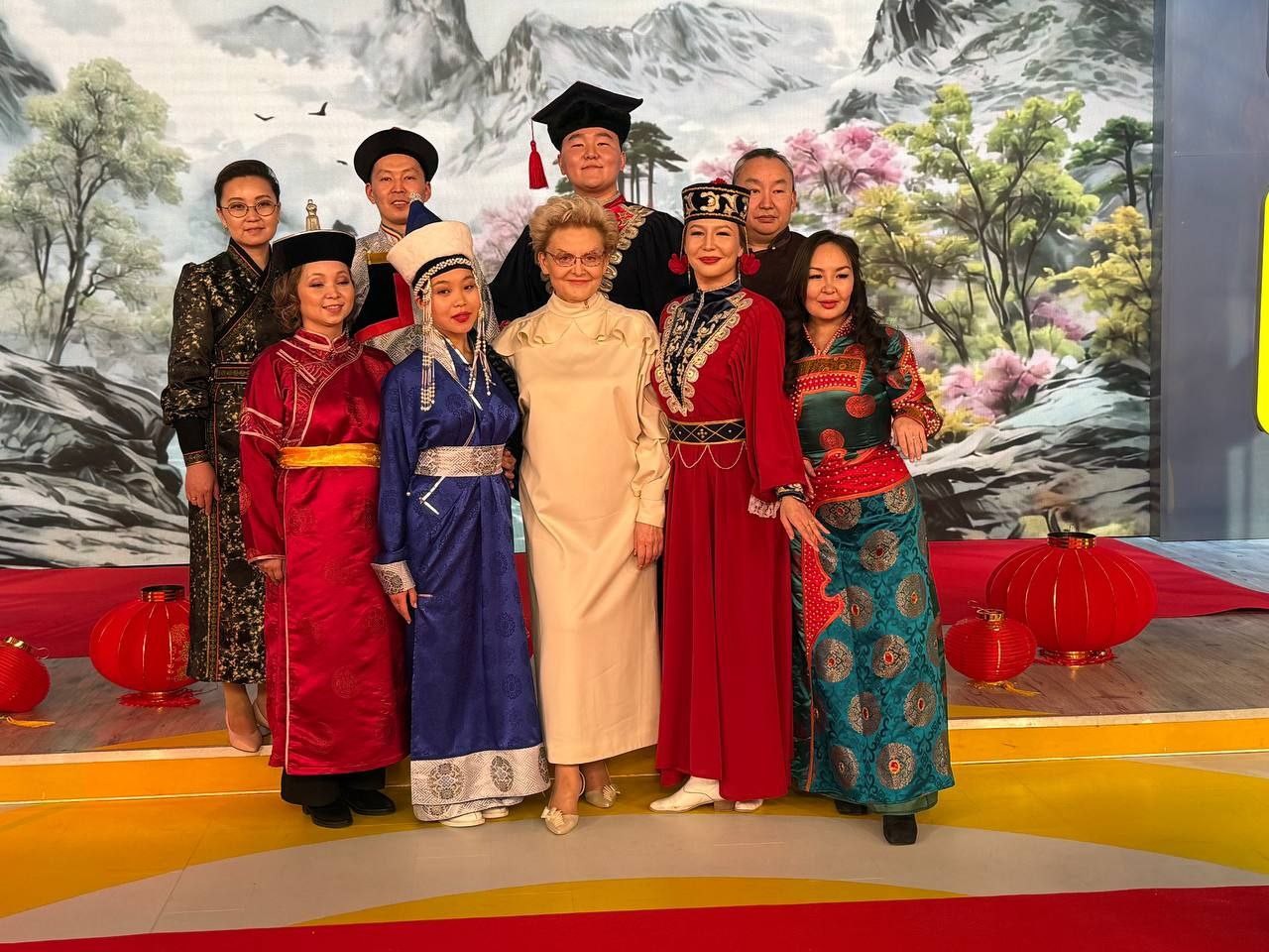 Артисты народного ансамбля «Ур Сар» стали гостями программы «Жить здорово!» с Еленой Малышевой.