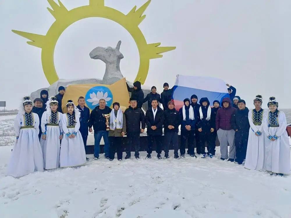 В Малодербетовском районе встретили чемпиона России по вольной борьбе Алдара Бадмаева.