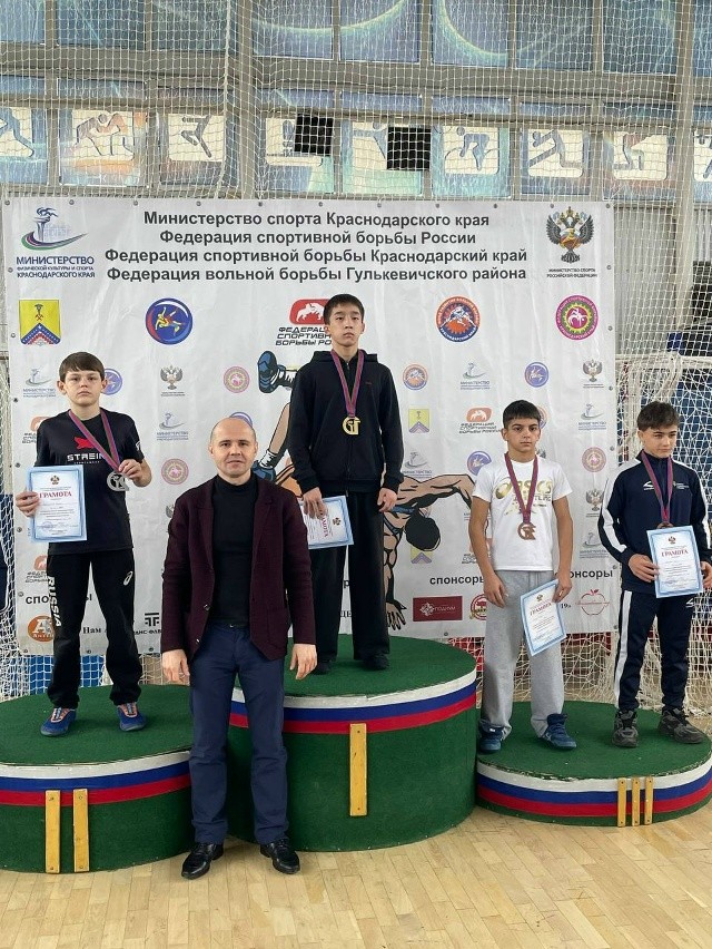 Спортсмены из Калмыкии завоевали две золотые и одну серебряную медали на первенстве Южного федерального округа по вольной борьбе среди юношей до 18 лет.