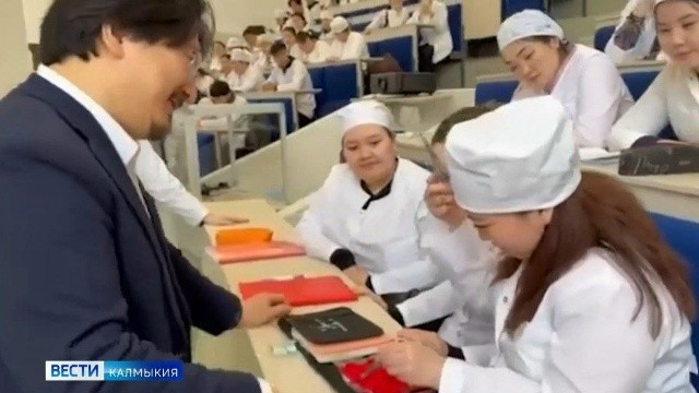 У студентов медицинского факультета КалмГУ появились наборы для оттачивания навыков хирургического шва.