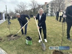 В День театра в Элисте высаживают аллеи Союза театральных деятелей России.