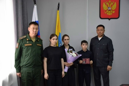 В Черноземельском районе вручили Ордена Мужества семьям погибших участников СВО.