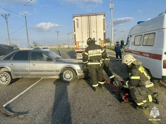 В Элисте спасатели устранили последствия ДТП на северной объездной