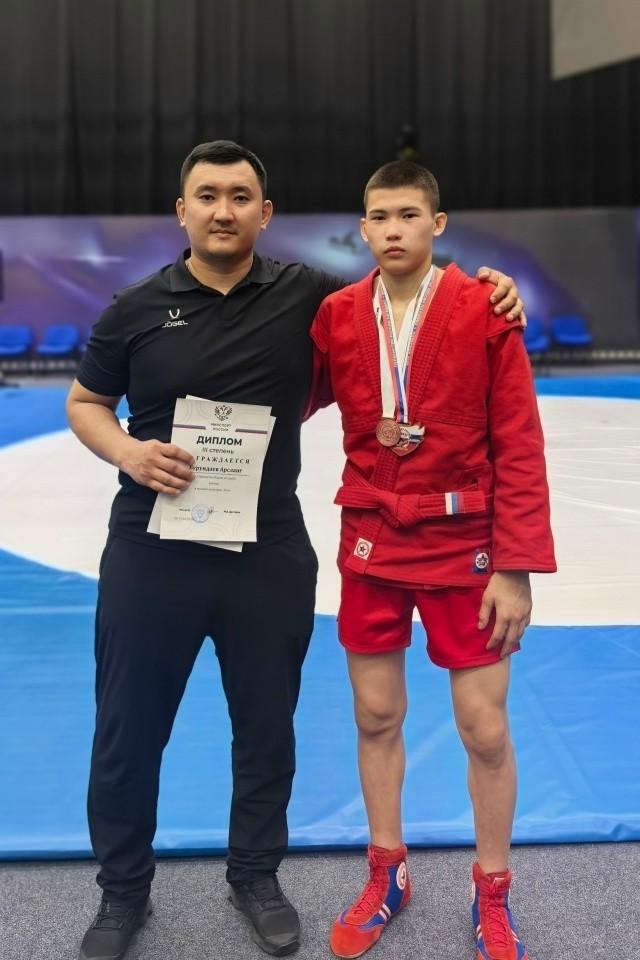 Калмыцкий борец Арсланг Бурундаев вошёл в юношескую сборную России, завоевав бронзу на Первенстве страны.