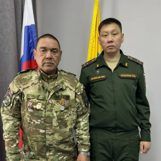 В Черноземельском районе Герою СВО Геннадию Харцхаеву вручили медаль «За храбрость» II степени.