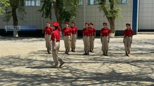 В селе Приютное проходит смотр строя и песни «Славя не меркнуть, традициям — жить!».