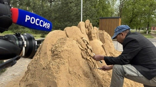 В Элисте на площади Победы скульптор из Индии Ом Пракаш Саху создаёт из песка статую спящего Будды.