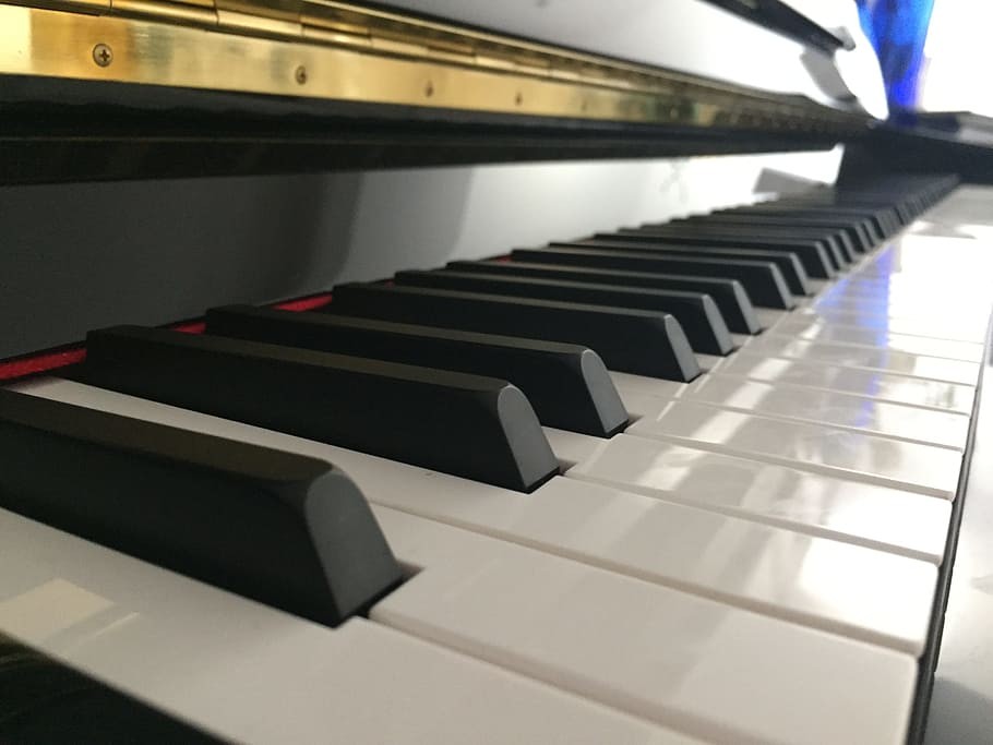 В школы искусств Калмыкии поступили восемь новых пианино