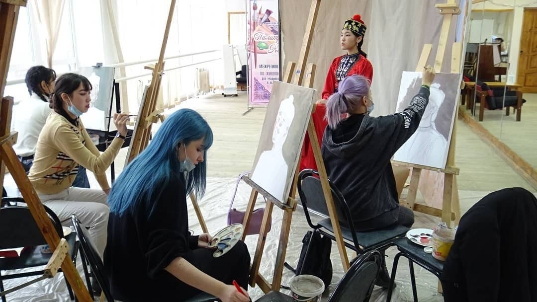 Юные художники Калмыкии приняли участие в межрегиональном мастер-классе