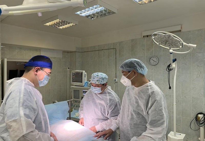 Калмыцкие хирурги впервые провели уникальную операцию по удалению прорастающей опухоли в сосудах печени